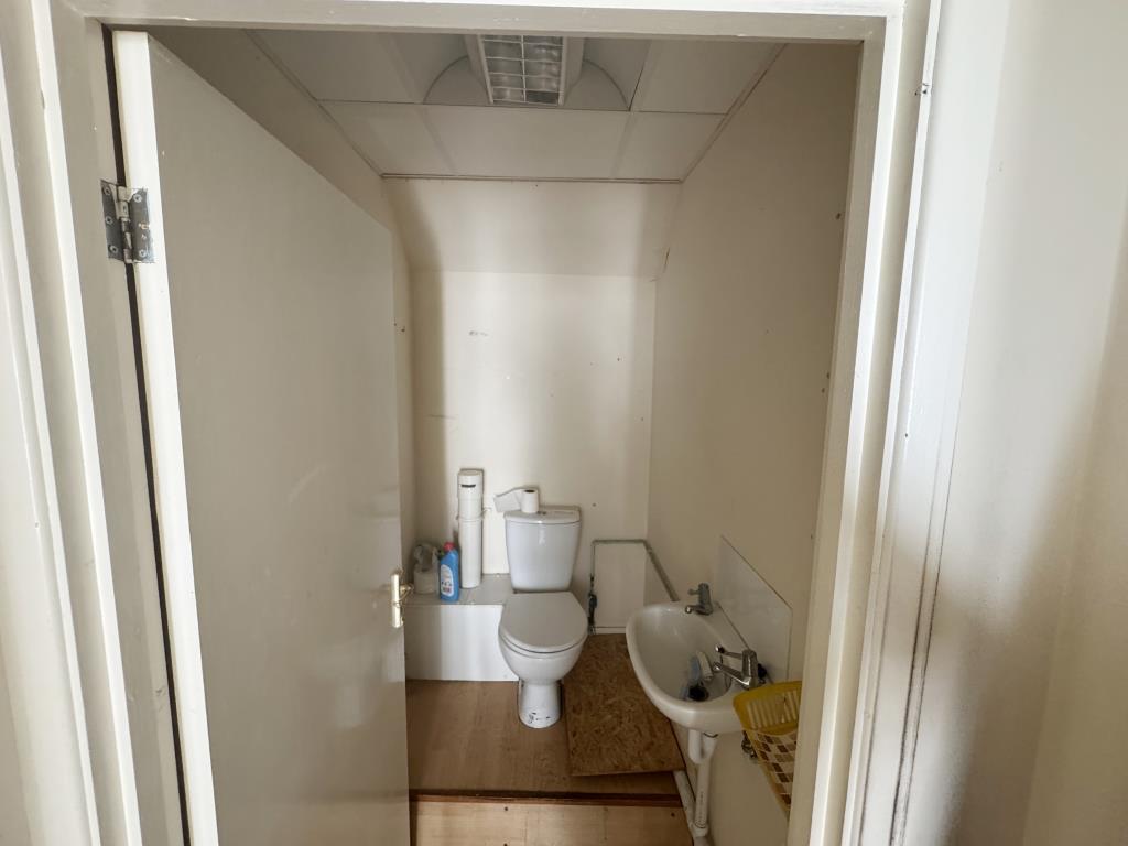 Lot: 22 - PROMINENT TOWN CENTRE VACANT COMMERCIAL UNIT - Staff W.C